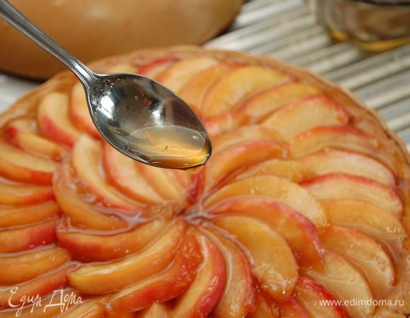 Поверх миндального крема выложить дольки нектарин, заглазировать смесью сок+карамель, которая осталась в сковороде. 