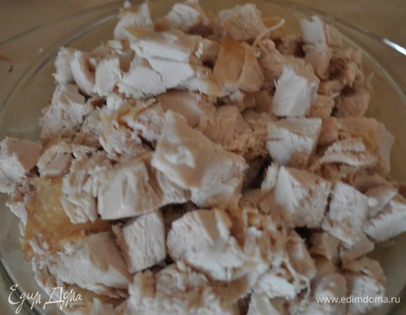 Отварную куриную грудку нарезать кубиками.