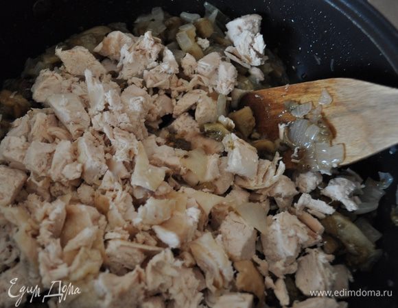 добавить нарезанную кубиками куриную грудку,готовить всё вместе 5 минут,посолить,поперчить,хорошо перемешать.