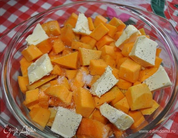 Тесто разморозить и дать не много подойти в тепле.
Тыкву нарезать не большими кусочками,посолить,поперчить,добавить сахар, кусочек масла и запечь в духовке или в микроволновке до готовности (я запекаю в микро, 12 минут, при мощности 100).
Креветки опустить в кипящую воду,на 2-3 минуты, затем очистить от голов,панцирей и кишечной вены,нарезать кусочками.