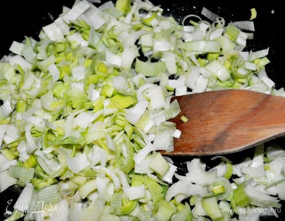 Порей нарезать тонкими колечками.
В сковороде разогреть сл. масло и обжарить в нём порей, помешивая 5 минут,