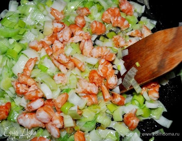 затем добавить креветки и готовить ещё минуту,помешивая.