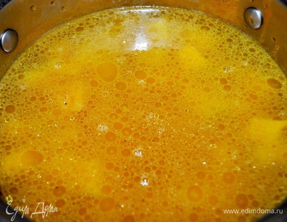 В подходящую кастрюлю положить готовую тыкву,влить бульон и довести до кипения,