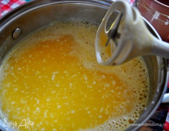 посолить по вкусу,дать не много остыть и взбить в пюре с помощью блендера, вернуть суп на огонь, добавить сливки,довести до кипения,но не кипятить.