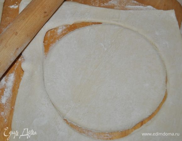 Подготовить "крышечки".Для этого: тесто раскатать не очень тонко. Вырезать 2 круга чуть большего диаметра, чем горловины горшочков.