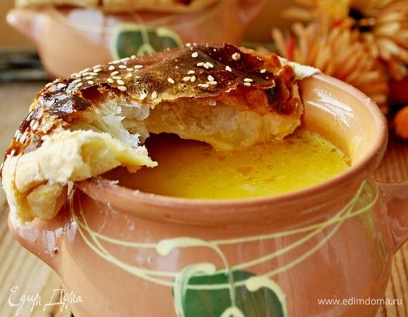 Подавать суп в горшочках. "Крышечки" макать в суп и наслаждаться! Ну очень вкусно и сытно! 
Приятного аппетита!