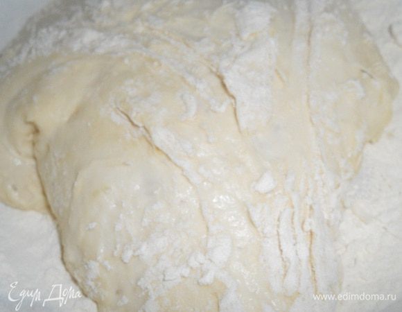 Взять теплое молоко 250 г, добавить яйца и взбить венчиком до однородной массы, добавить опару, хорошо ее размешать в молоке с яйцами, добавить сахар, корицу и ванильный сахар, размешать, добавить половину муки и перемешать, оставить на 35 мин. в теплом месте.