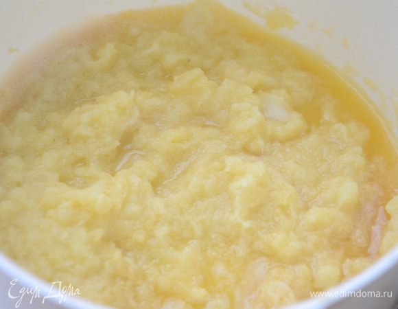 Картофель и лук натереть на терке самыми мелкими отверстиями. 