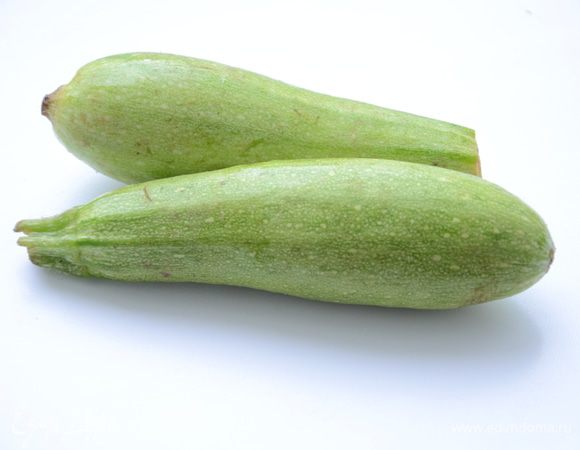 Натереть кабачки на терке с чуть крупнее отверстиями.