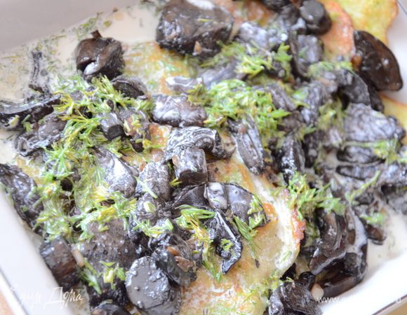 Укроп мелко порубить.Сливки 20% посолить,слегка поперчить ,добавить к ним укроп.На деруны выложить грибы,залить сливками и поставить запекаться в заранее разогретую духовку до 180С на 30 минут.