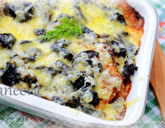 По прошествию 30 минут,присыпать тертым на крупной  терке сыром и отправить еще на 5 минут запекаться.