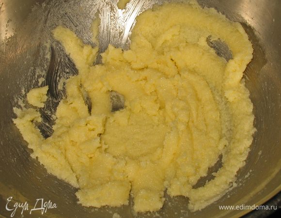 Взбиваем масло с сахаром.