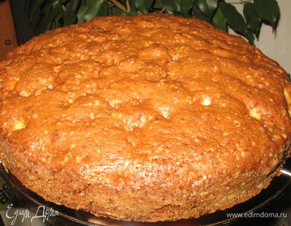 Тесто делим на две половины и выкладываем в форму диаметром 24 см, предварительно смазав маслом и посыпать мукой. Выпекаем коржи по одному в предварительно разогретой до 180 градусов минут 30-40. Охлаждаем коржи на решетке и разрезам на 2 части.