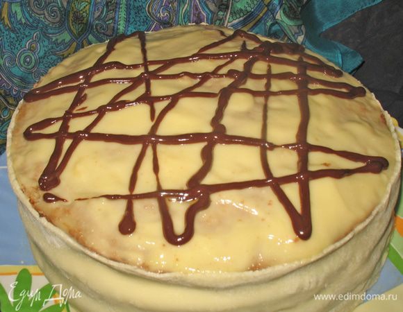 Коржи промазываем кремом и украшаем по желанию. Прошу прощения за такое ужасное оформление торта, но не получается у меня подружиться с шоколадом. Торт ставим в холодильник пропитываться.