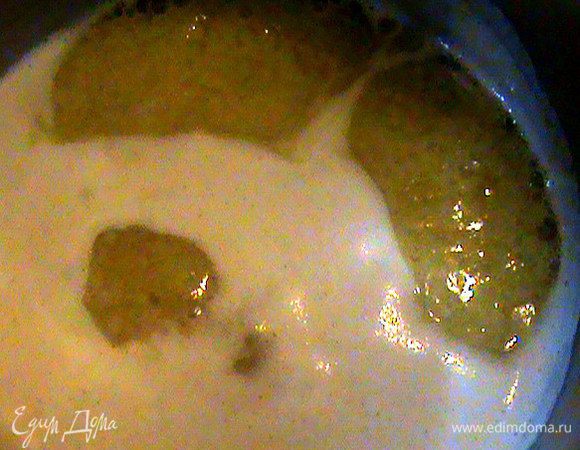 Довести до кипения масло и мед в небольшой емкости.  Поставить остывать,