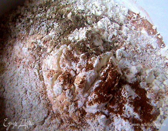 Смешать муку, разрыхлитель, мускатный орех, корицу, перец. Просеять.
