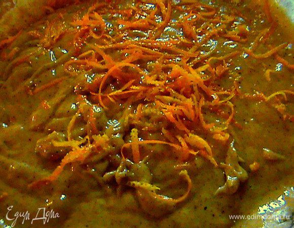 Яйца взбить со щепоткой соли и сахаром в пену.
Влить растопленное масло. Взбить.
Добавить сухую смесь, перемешать. Добавить цедру апельсина.
