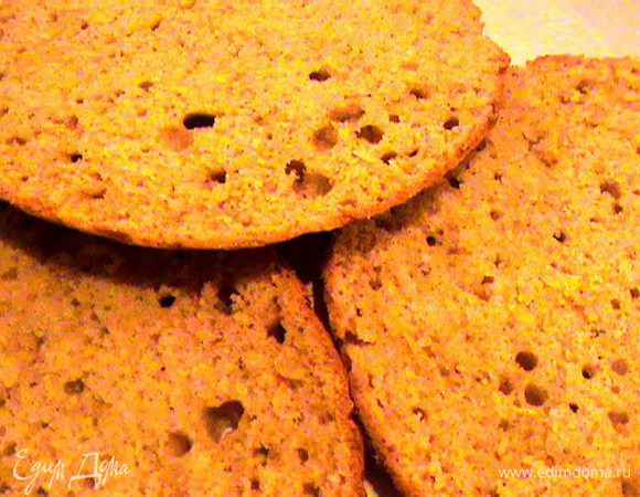 Готовый бисквит разрезать на три коржа. 