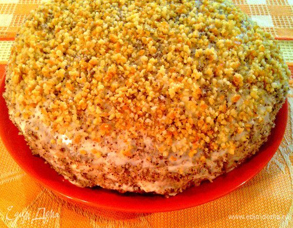 Сложить все коржи друг на друга. Обмазать оставшимся кремом верх и бока торта. Обсыпать со всех сторон измельчёнными орехами. А сверху присыпать цукатами (можно измельчить в блендере). Поставить на 15мин. в холодильник  и можно подавать. 