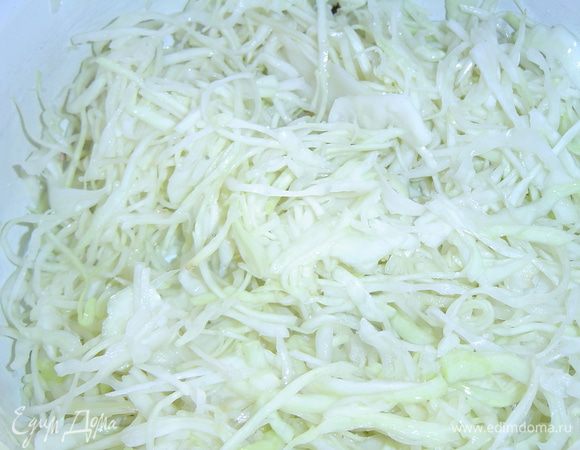 Капусту шинкуем и перетираем с солью.
