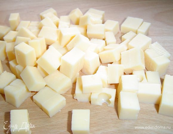 Сыр нарезаем небольшими кубиками, чеснок мелко нарезаем.