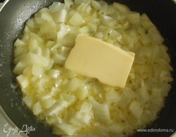 В небольшом сотейнике или сковороде  растопить половину сливочного масла и добавить лук, лавровый лист, 0,5 ч. л. соли, 1/4 ч. л. перца. Готовить на маленьком огне  5-7 мин, добавляя кусочки остального масла и помешивая.