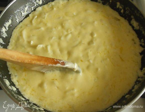 ... довести до кипения и продолжать готовить приблизительно 6 мин, чтобы  лук стал мягким. Снять с огня и немного остудить.