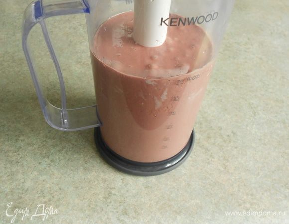 Перемолоть печень и лук со сливками в блендере до однородной консистенции.