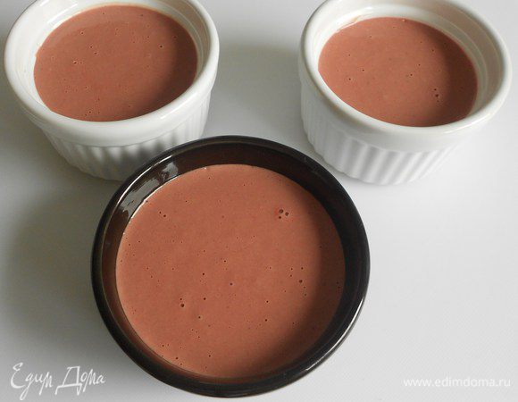 Заполнить массой керамические формочки примерно на 3/4 .