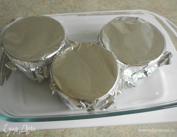 Накрыть фольгой и поставить в глубокий противень или жаропрочное блюдо , налить горячей воды до 1/2 высоты формочек . Выпекать 25-30 мин, пока мусс не загустеет и уплотнится.