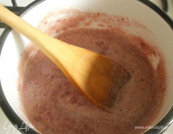  Перемолоть виноград в блендере .Перелить полученную массу в сотейник, довести до кипения (с сахаром и щепоткой соли), время от времени помешивая. Варить около 5 мин. 