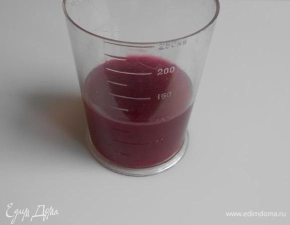 Процедить через частое сито.
Всыпать желатин в горячий сок (или как написано в инструкции), перемешать пока желатин растворится. Влить бренди. Дать остыть 5 мин и добавить шнитт-лук. 
