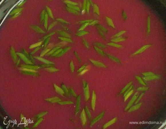 Сверху на мусс положить по 2-3 ст. л. виноградного желе и вновь убрать в холодильник, чтобы желе застыло (приблизительно на час). Можно хранить в холодильнике до 3 дней. За 30 мин до подачи вынуть мусс из холодильника.