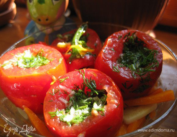 Готовим помидоры, срезаем верхушки и вырезаем немного мякоти, каждый помидор солим и сахарим (по щепотке). Помидоры начиняем укропом с чесноком.
В емкость выкладываем слой моркови, ставим помидоры, разбрасываем кусочки острого перца и аккуратно вливаем теплый маринад, не покрываем поностью помидоры. Емкость закрываем крышкой или пищевой пленкой и оставляем на несколько часов в комнате до остывания. После ставим в холодильник на 3-4 суток.
