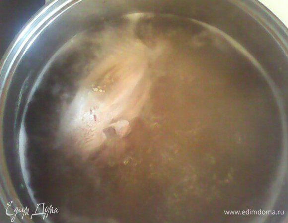 Отварить язык в подсоленной воде не менее часа.