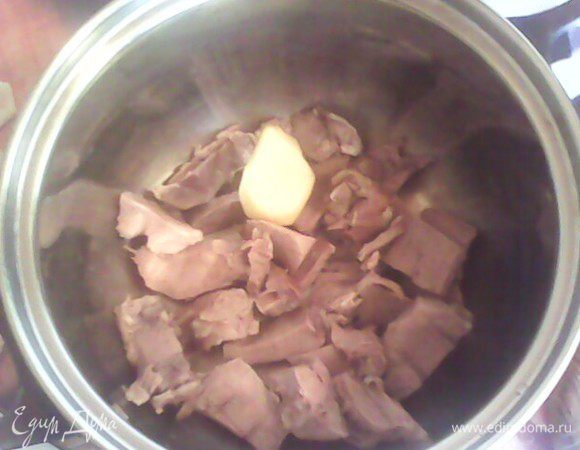 По готовности вынуть язык, остудить, очистить от шкурки и нарезать кусочками. Сложить обратно в кастрюльку, добавить имбирь, залить бульоном и поставить обратно на огонь.