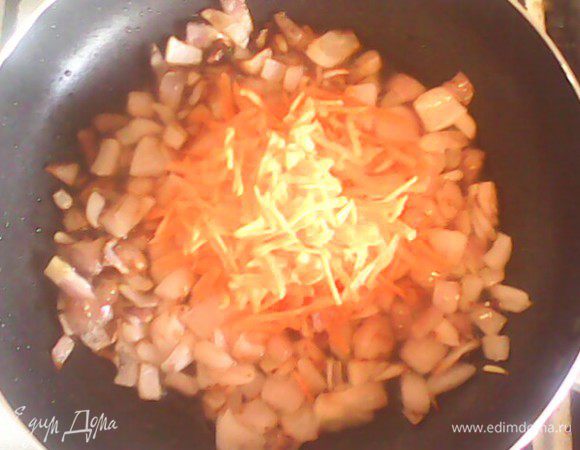 На растительном масле обжарить лук с морковью. Переложить в кастрюлю. Добавить картофель.