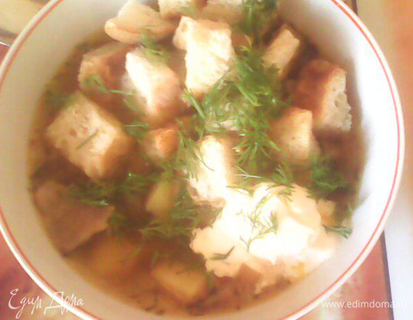 Готовый суп разлить по тарелкам. Добавить сметану, греночки и посыпать зеленью. Приятного аппетита!