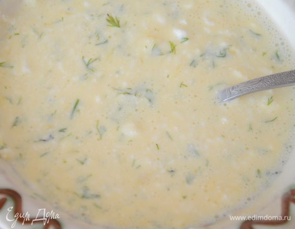 Творог смешать с яйцом ,молоком,посолить,поперчить.Вилкой размешать до однородного состояния.