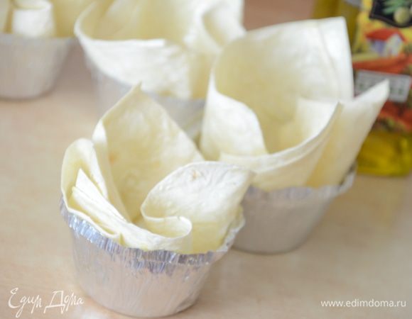 Застелить формочки для кексов лавашом,одна формочка один квадрат лаваша,я использовала одноразовые формочки для суфле.