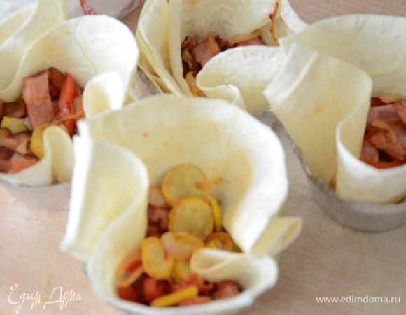 Выложить смесь из бекона,лука,томатов и кабачка на дно формы застеленной квадратом лаваша.