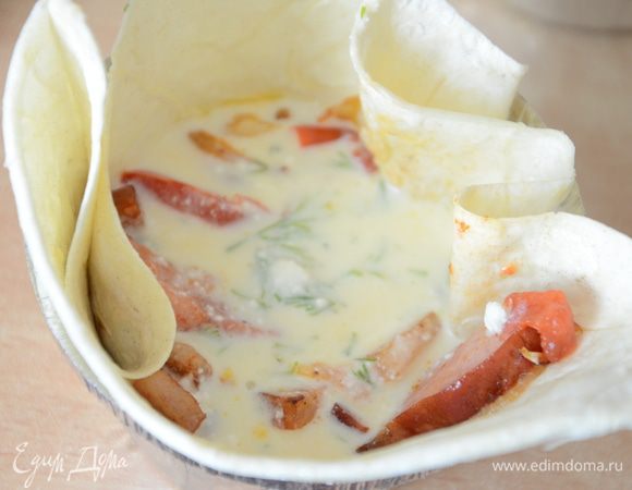 Залить творожной смесью.Поставить в заранее разогретую до 180С..духовку на минут 15-20.