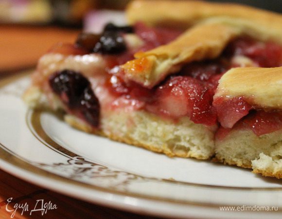 1. Делаем опару. В глубокую миску высыпаем дрожжи, добавляем 1 ч.л. сахара и 1 ч.л. муки, заливаем 100 мл теплого молока. Накрываем полотенцем и оставляем на 10-15мин.