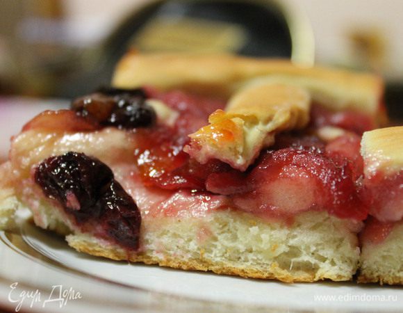 2. Через 15 минут в подошедшую опару добавляем соль, оставшийся сахар, молоко, яйцо комнатной температуры начинаем постепенно добавлять муку, вымешивая венчиком. Как только наше тесто сильно загустело, добавляем растопленное сливочное масло... Хорошенько все перемешиваем и продолжаем досыпать муку, как только тесто перестало липнуть к рукам (забивать сильно тесто не нужно), скатываем его в шар, кладем в миску, накрываем полотенцем и оставляем на 1-1,5часа!