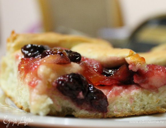 3. Пока наше тесто подходит, приготовим начинку! Груши и яблоки нужно почистить и удалить сердцевину! Потом порезать их пластинками и выложить в сковороду, туда же добавить мед и сахар. Как только фрукты пустят сок добавить вишню... Тушить пока фрукты не станут мягкими и не выпарится весь сок!