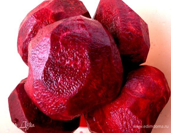 Свеклу помыть и почистить.