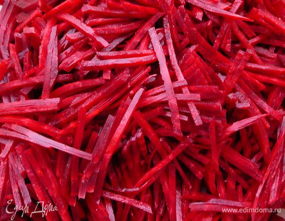 Нашинковать тонкой соломкой. Можно просто натереть на крупной терке, тогда это будет свекольная икра. Я делаю и так, и так.