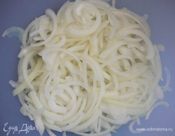 Лук нарезать полукольцами.