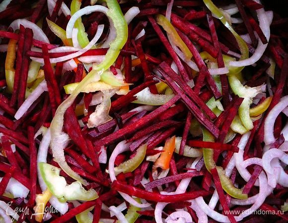 Все соединить и перемешать, добавить растительное масло, соль и сахар. Тушить на слабом огне. Через 30 минут добавить томатный соус.