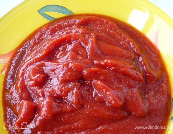 Букет специй Краснодарского соуса (душистый перец, корица, гвоздика, мускатный орех, чеснок.) идеально подходит для этой закуски. Тушить еще 20 минут (в общей сложности 50 минут). Добавить уксус... Разложить по стерилизованным банкам, хранить в темном месте.